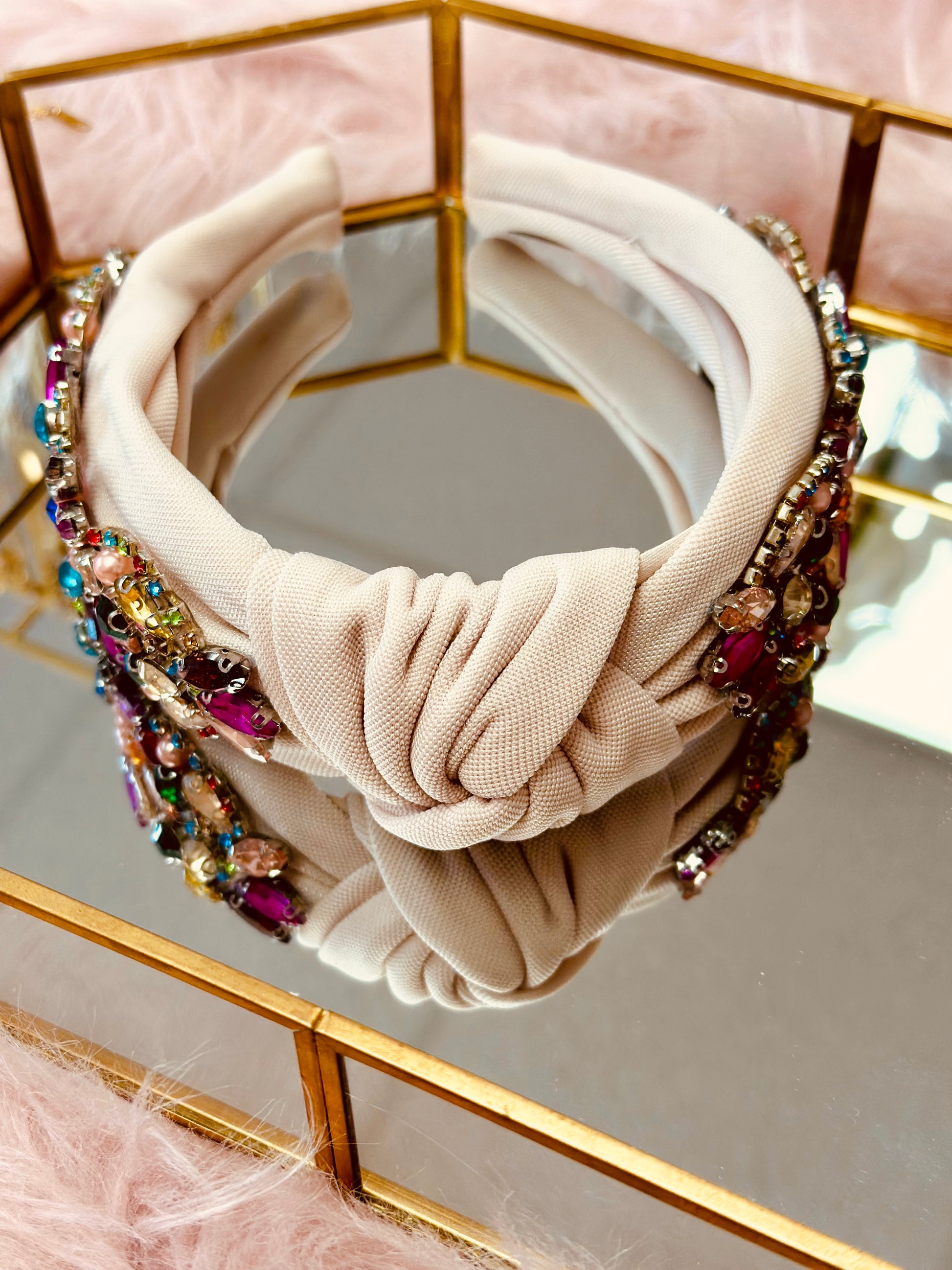 Diadema multicolor con perlas rosadas