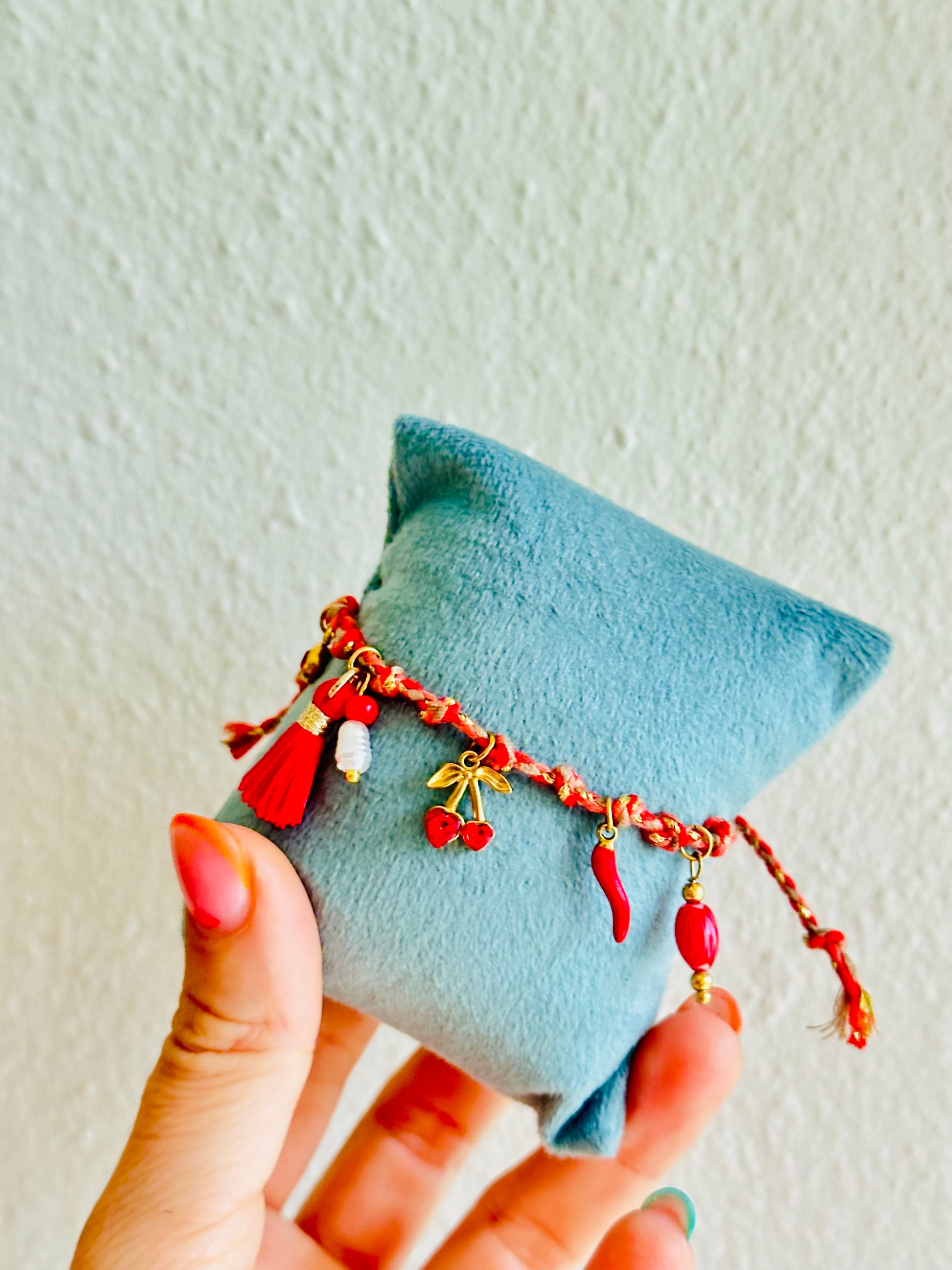 Pulsera de hilo roja, con charms de hilos, zirconia, cherry y piedra