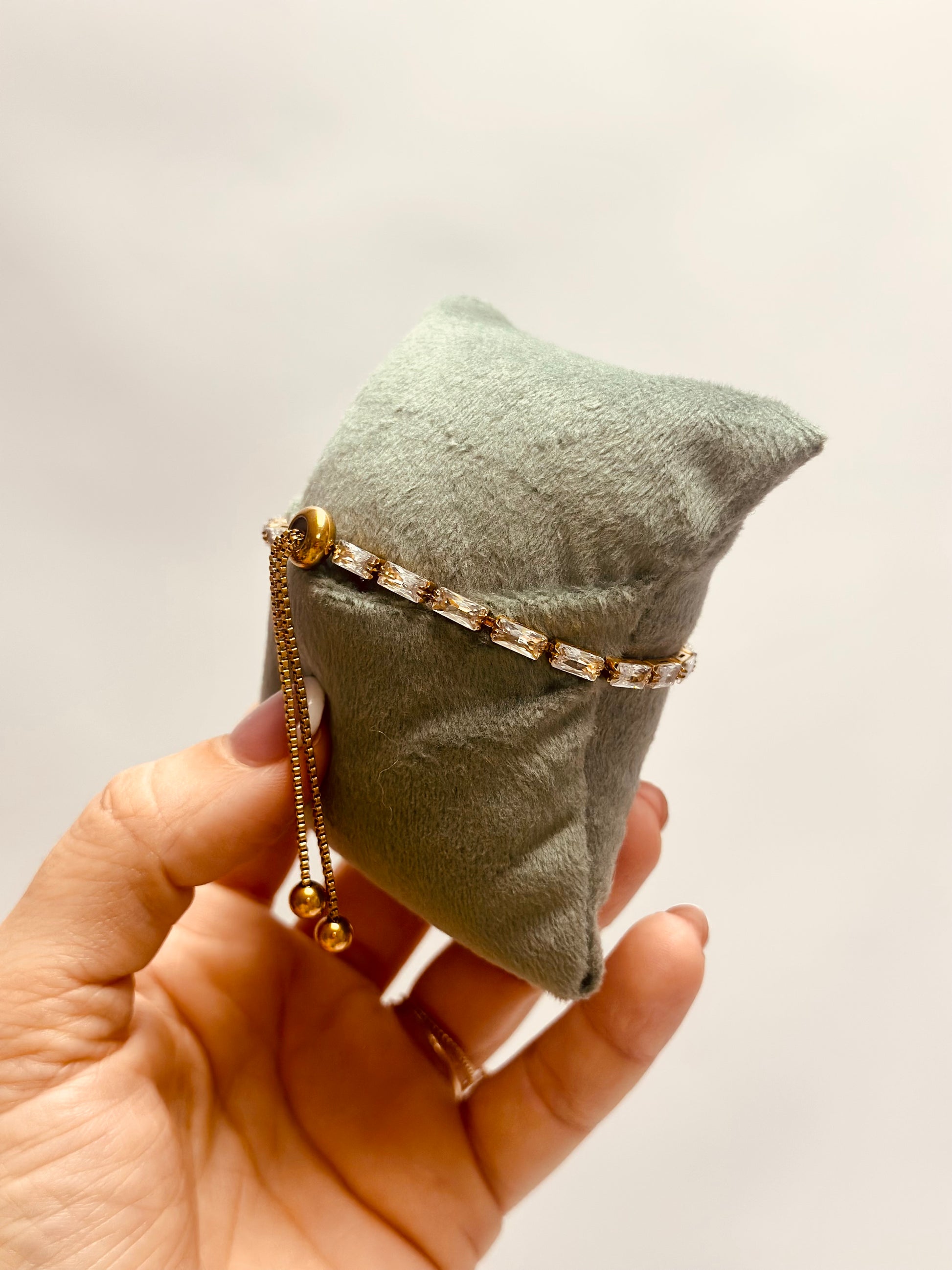 Pulsera elegante con piedras zirconias