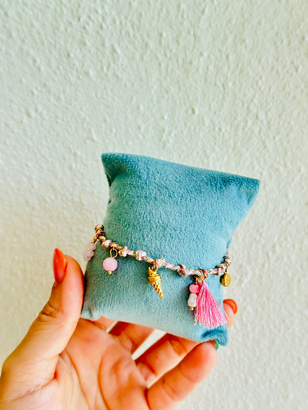 Pulsera de hilo rosa con charms de helado, flor y más