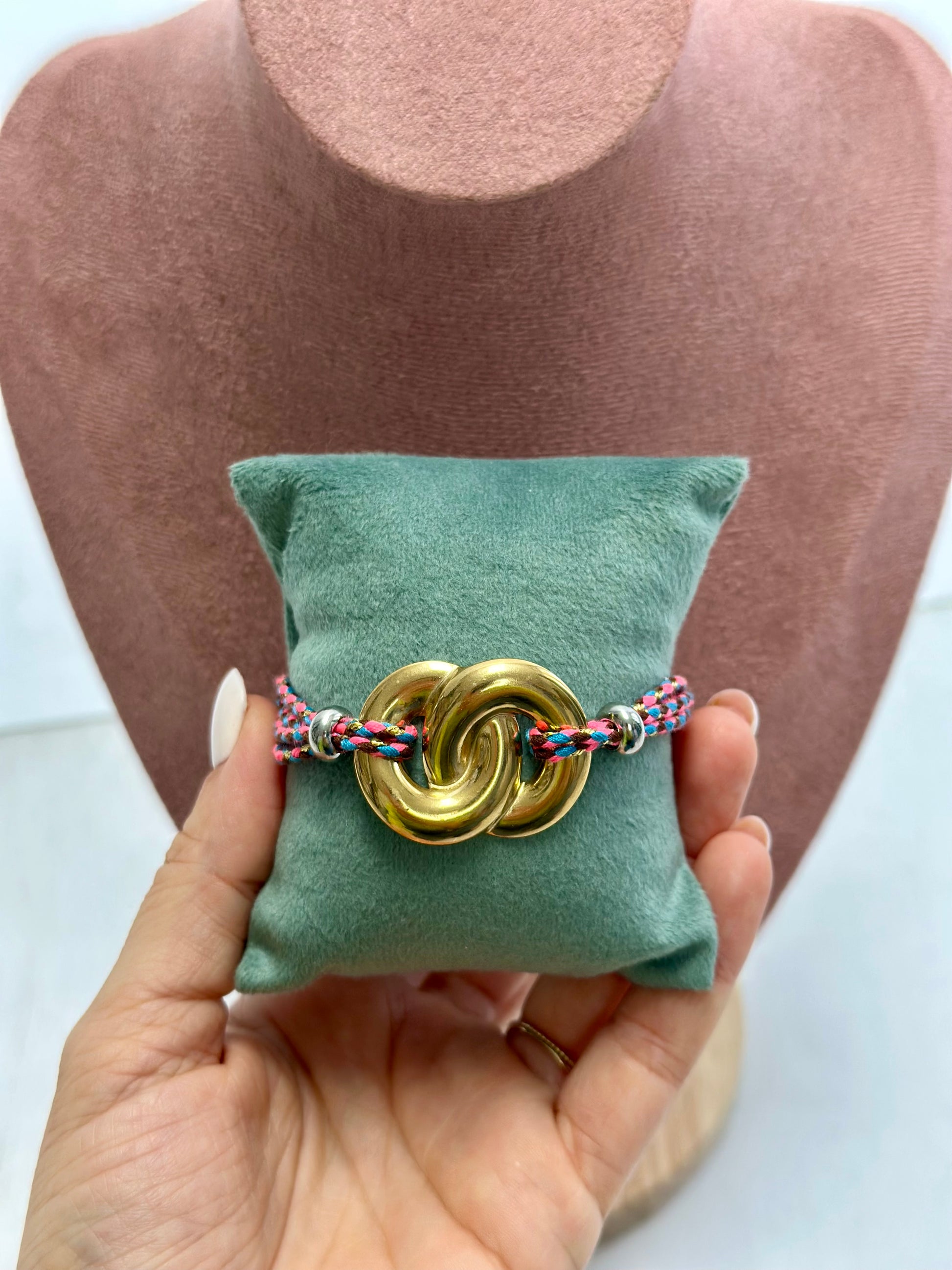 Pulsera dorada y plata de hilo rosa azul y marrón
