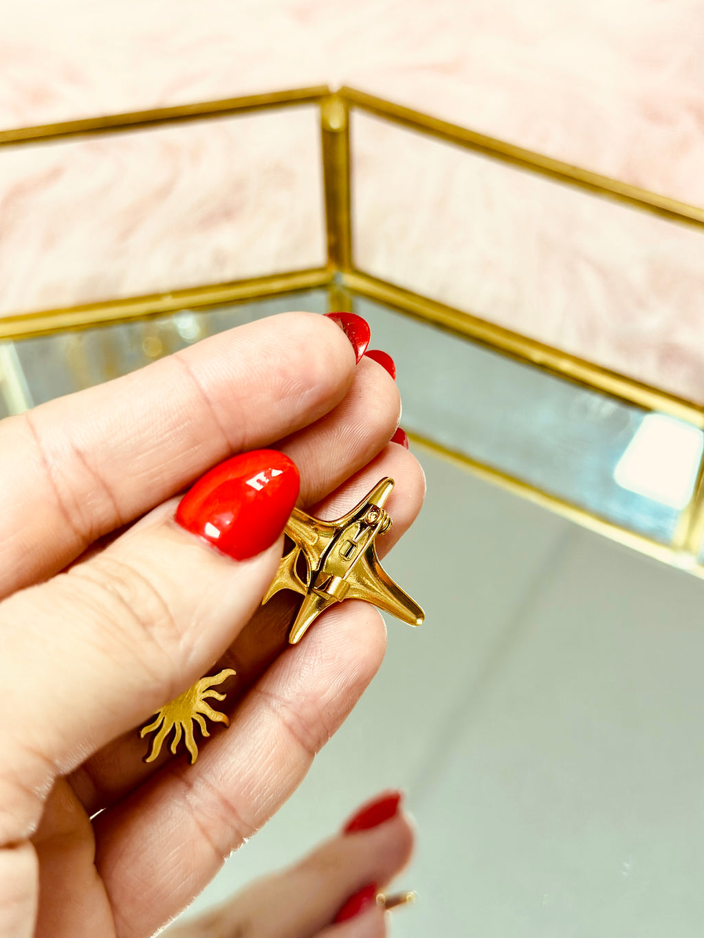 Pin de estrella y sol
