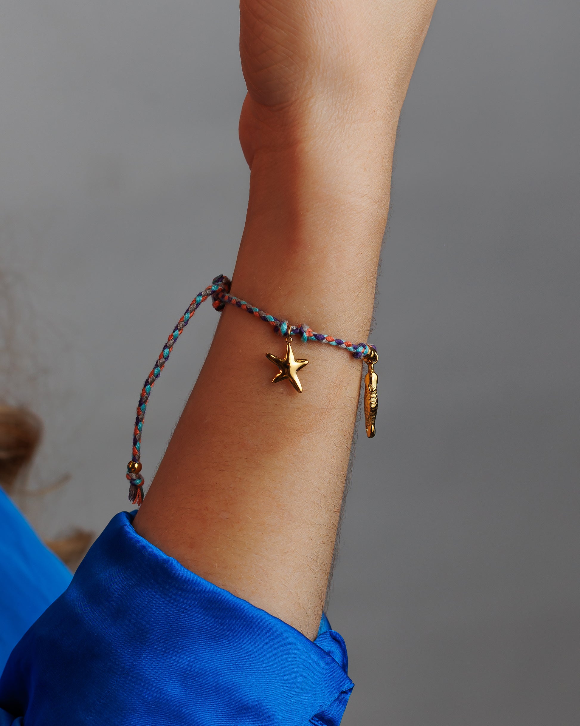Pulsera de hilo con caballo de mar, caracol y estrella