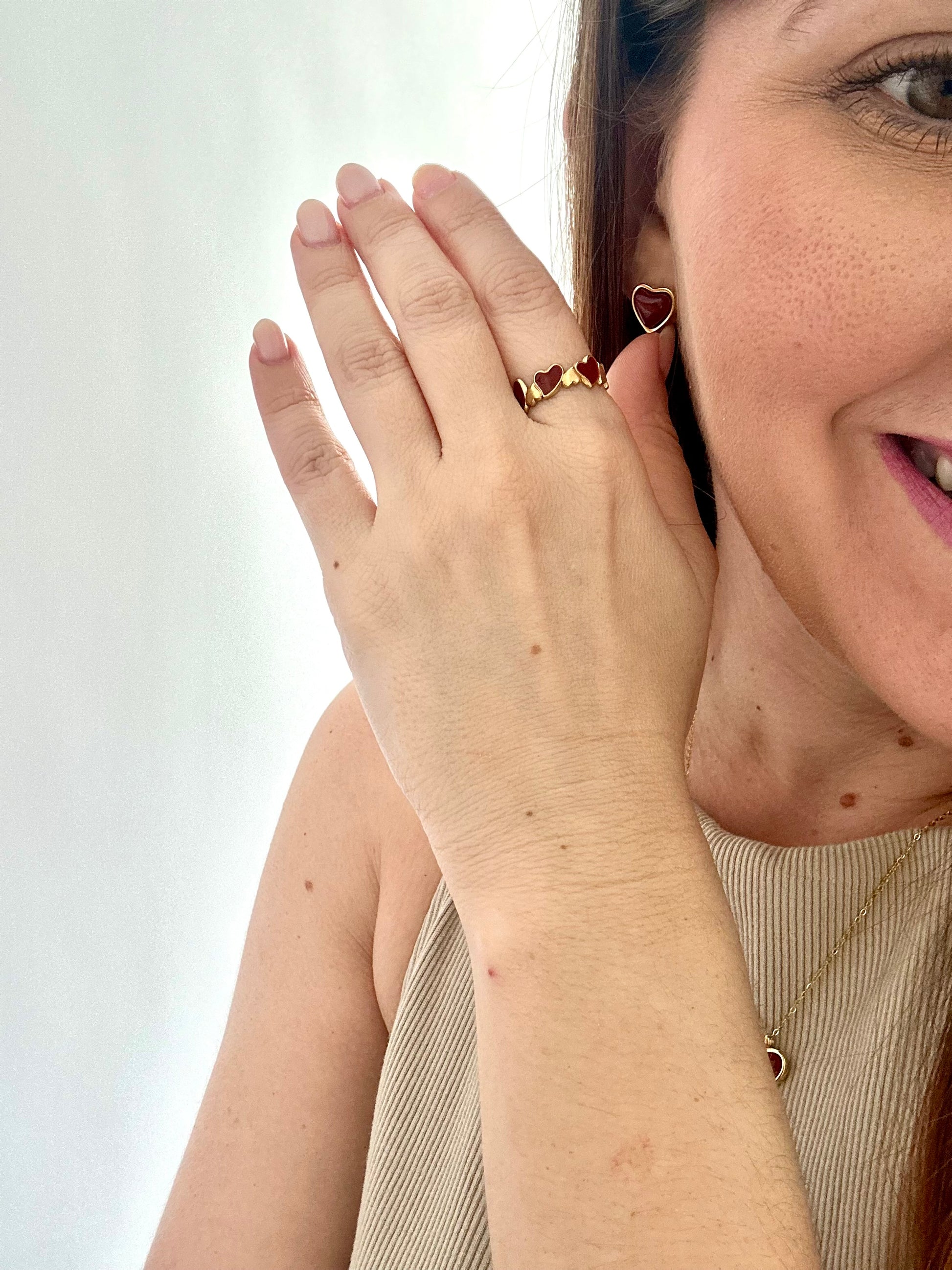 Anillo de muchos corazones rojo