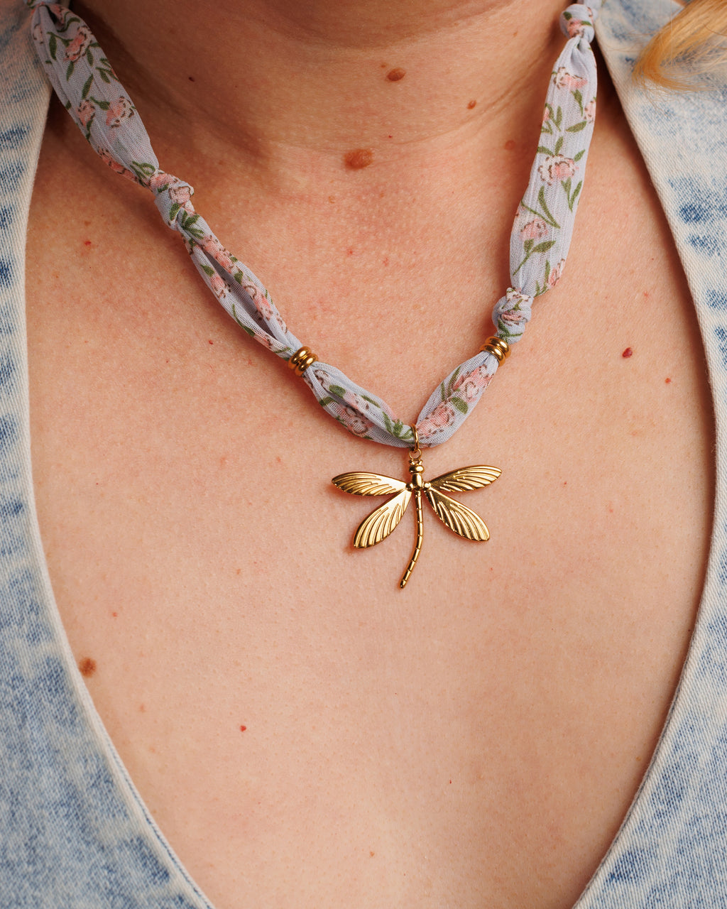 Collar de tela con libélula