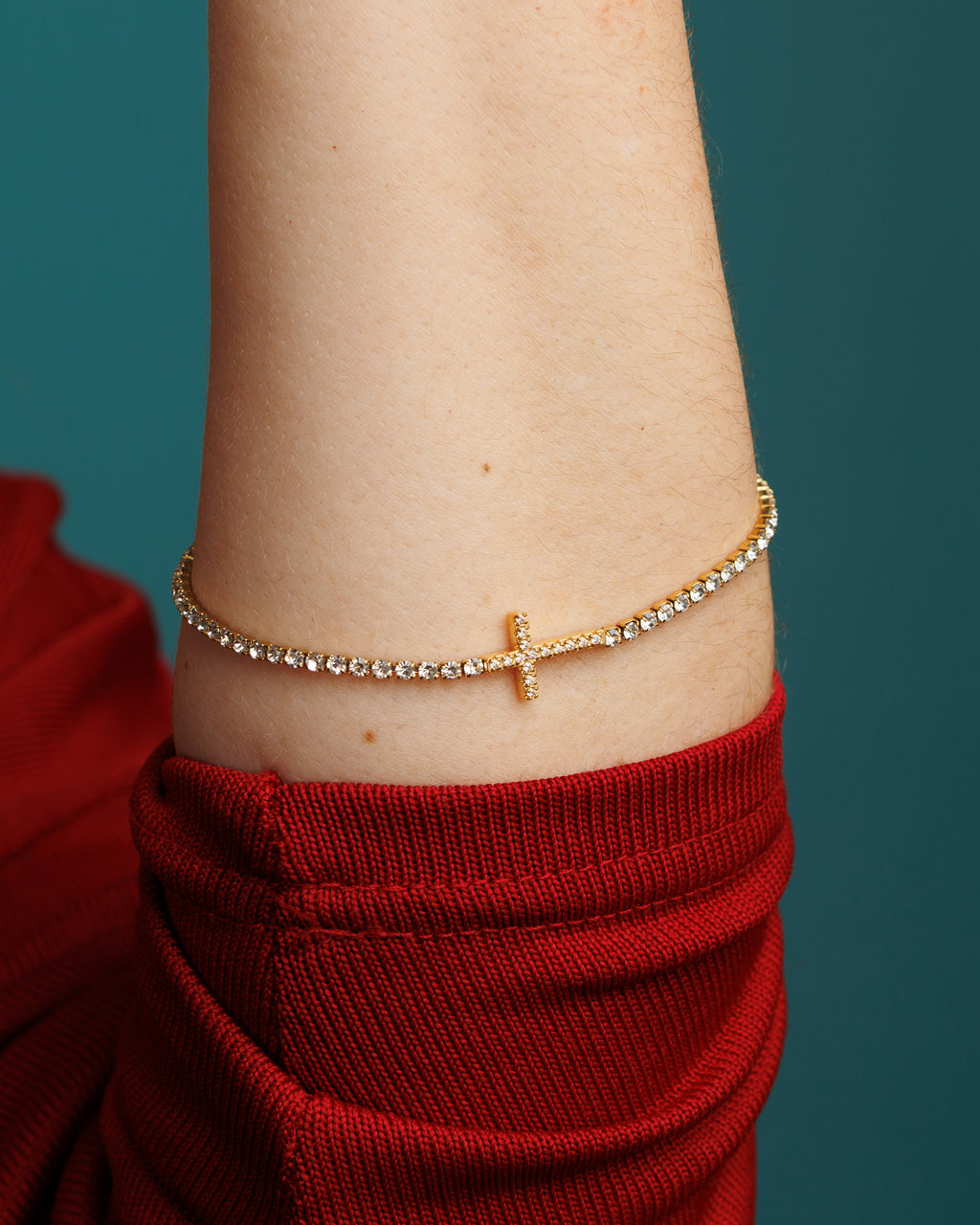 Pulsera de cruz delicada con piedras zirconias