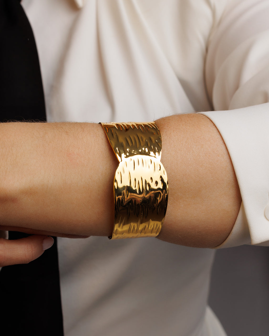 Pulsera ancha de líneas