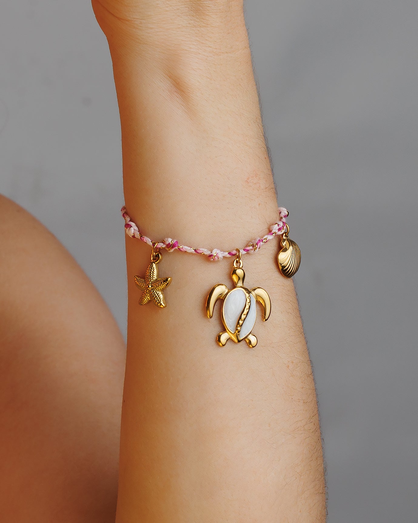 Pulsera de hilo con eslabones con tortuga, estrella de mar y concha