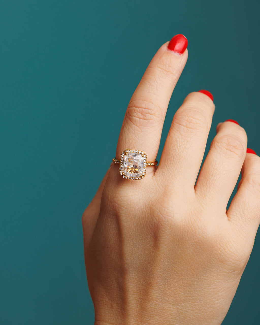 Anillo cuadrado de piedras zirconias