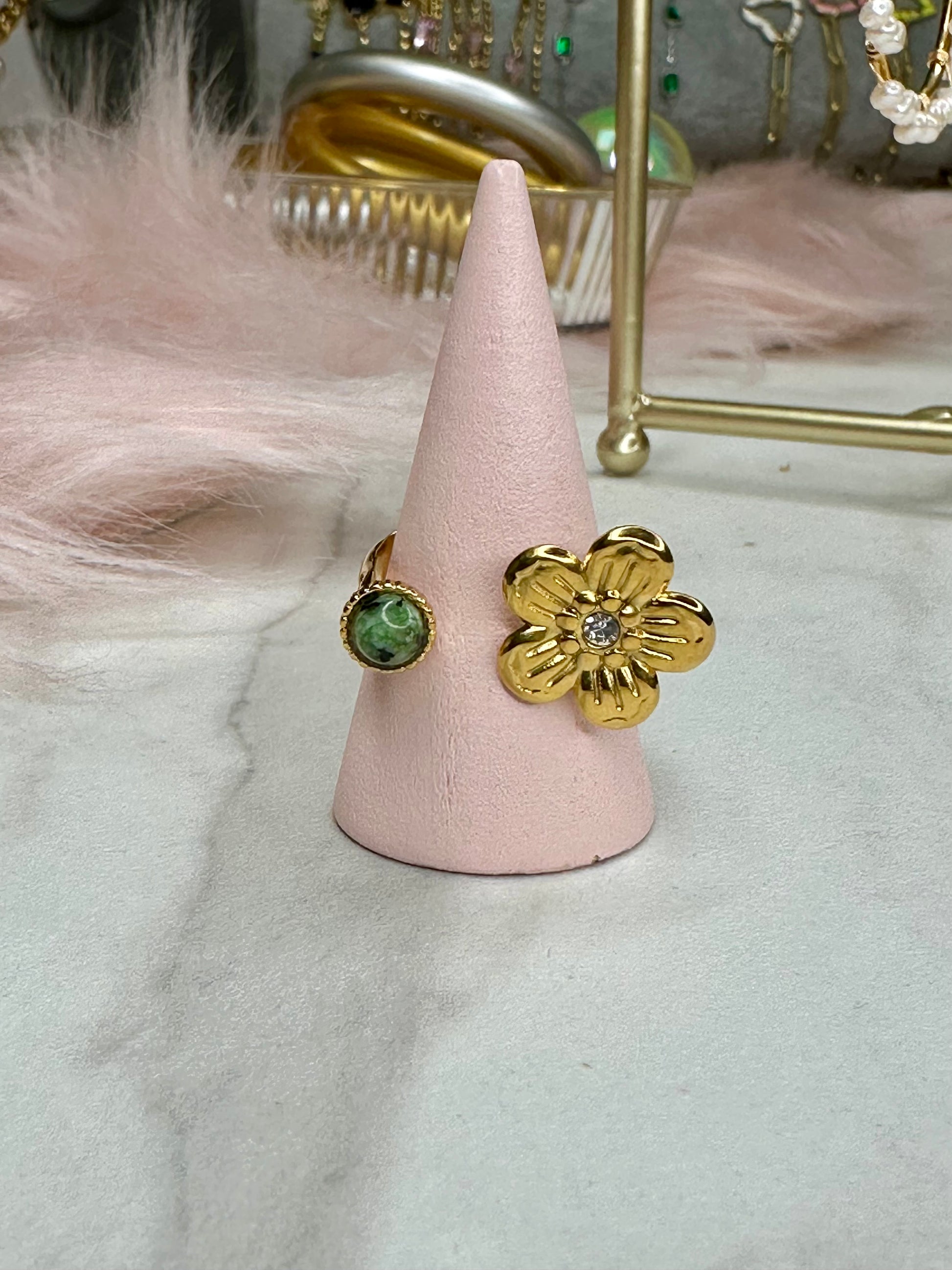 Anillo flor con piedra verde