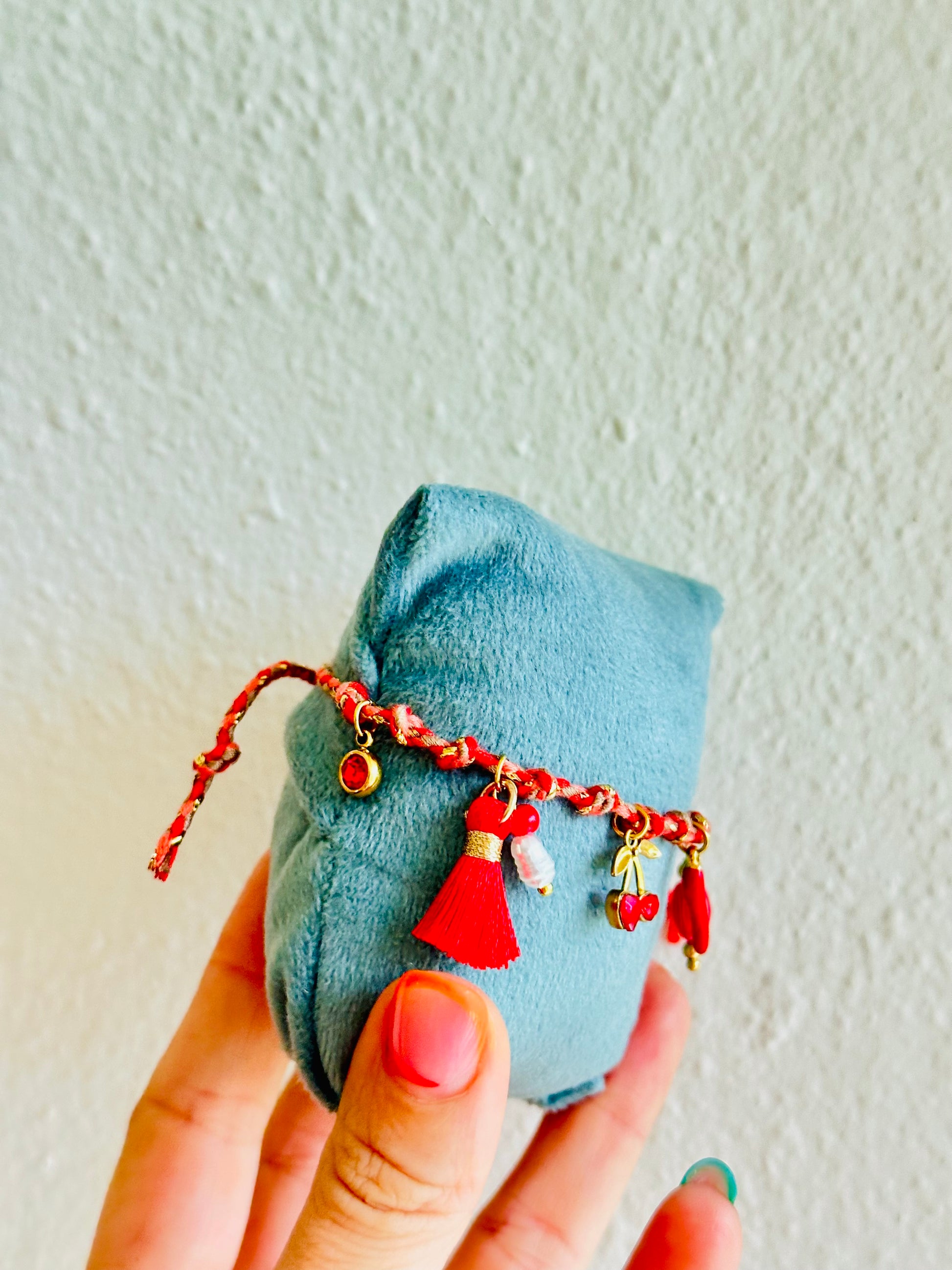 Pulsera de hilo roja, con charms de hilos, zirconia, cherry y piedra