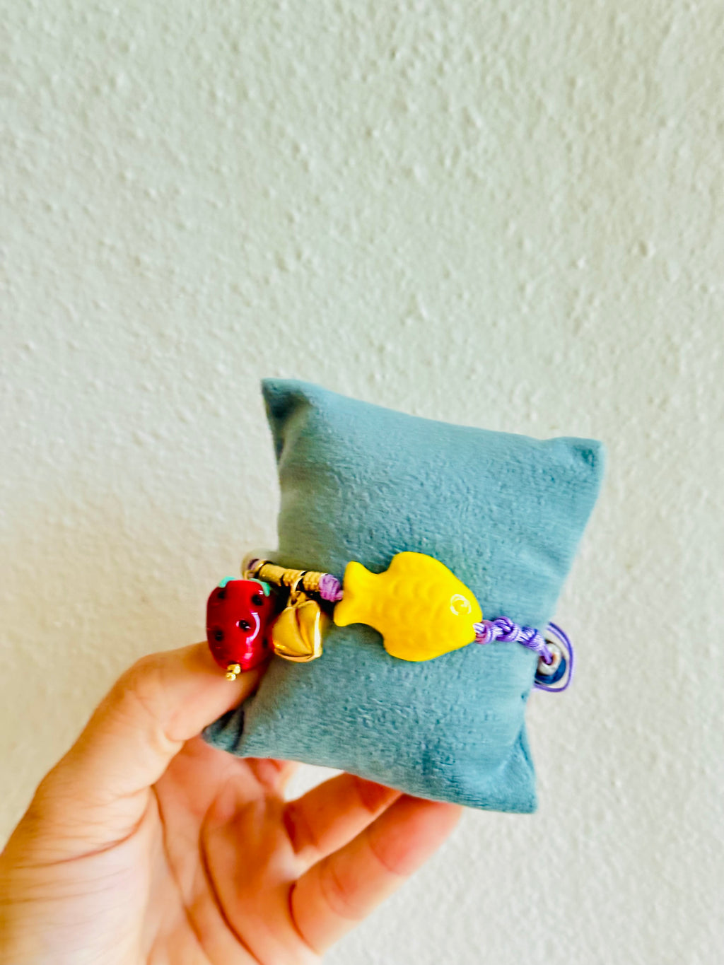 Pulsera con charms en cerámica de pez, flor, fresa y más