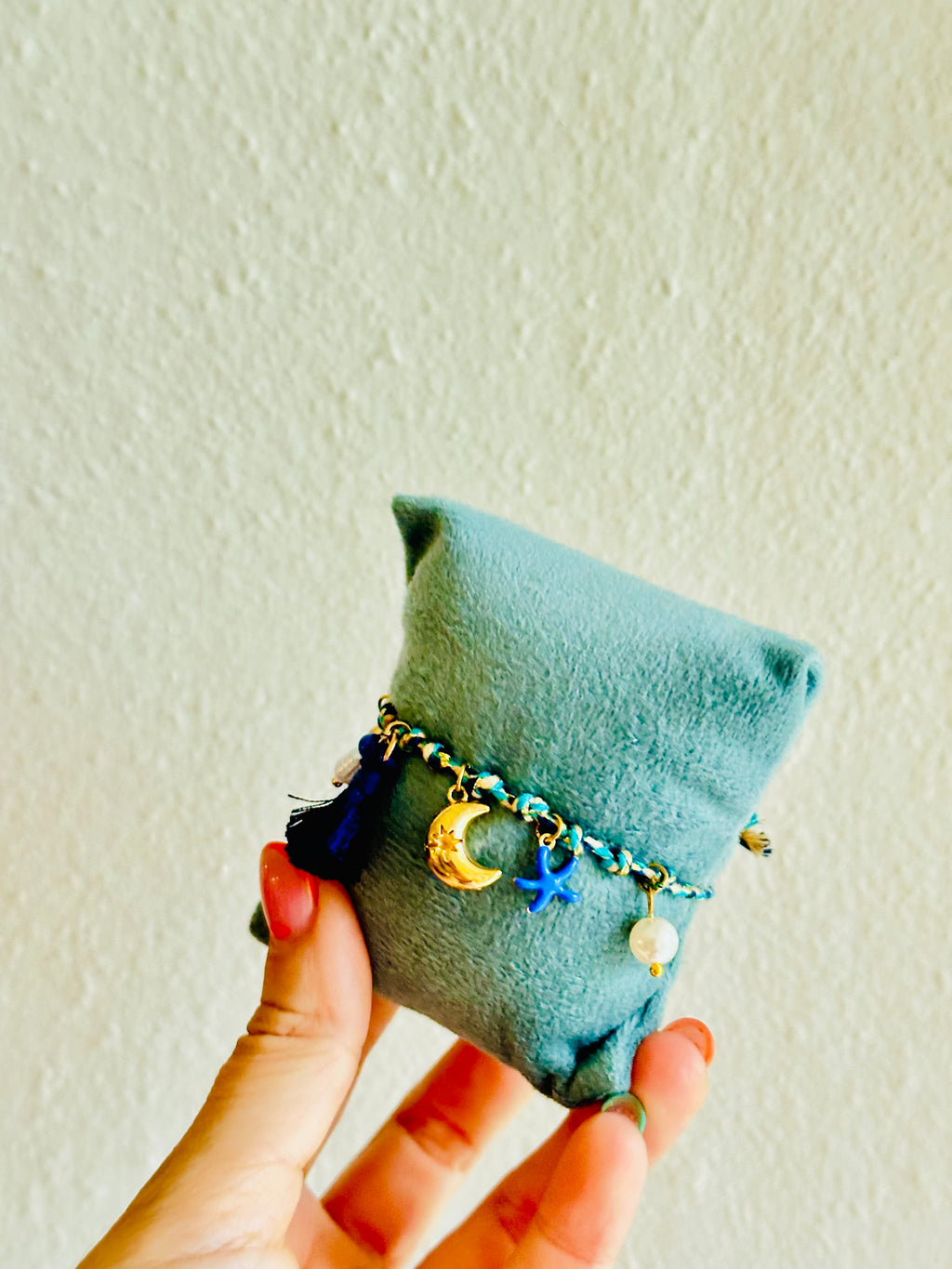 Pulsera azul de hilo de charms con luna, estrella y perla