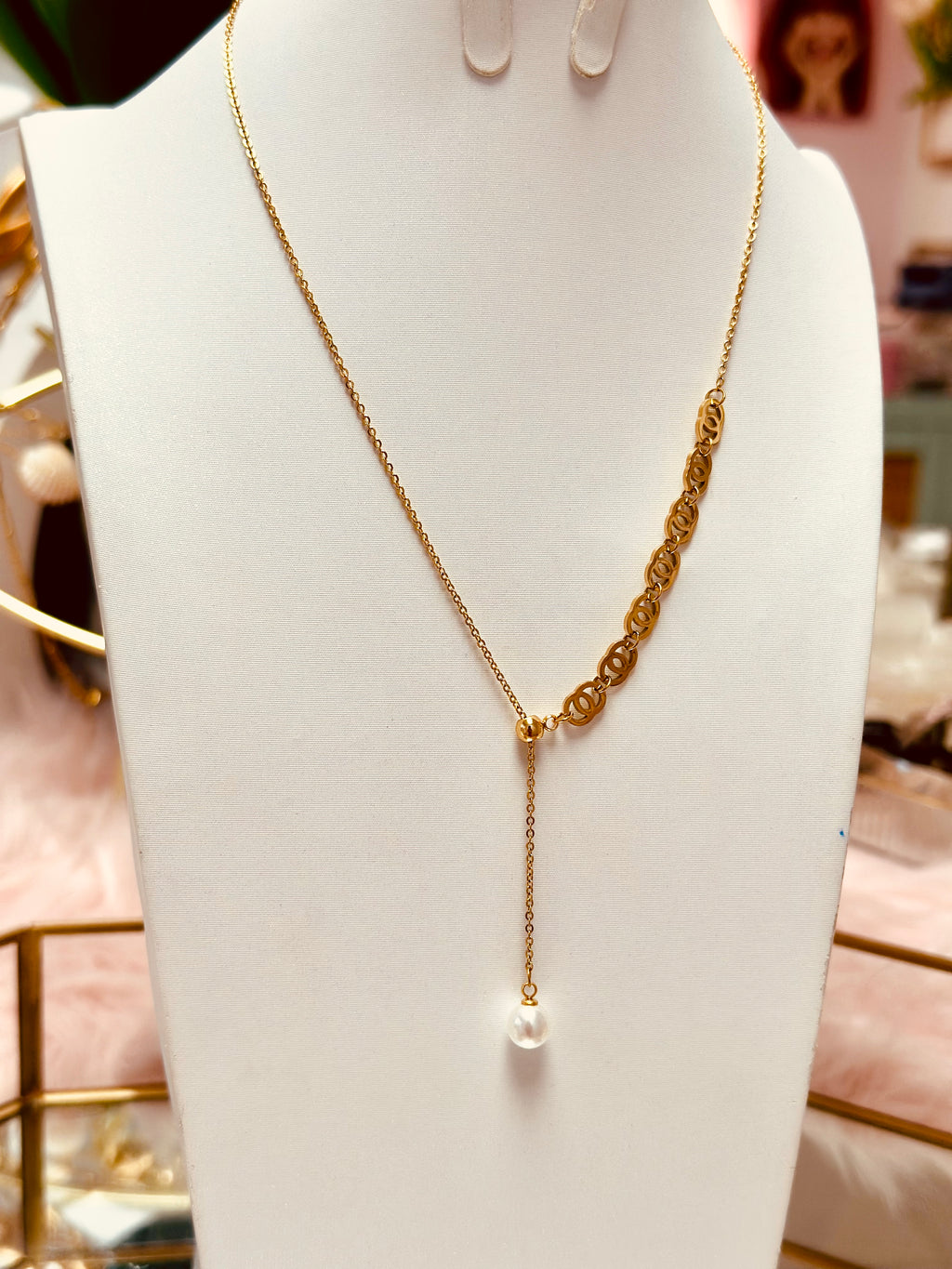 Collar choker de marca famosa
