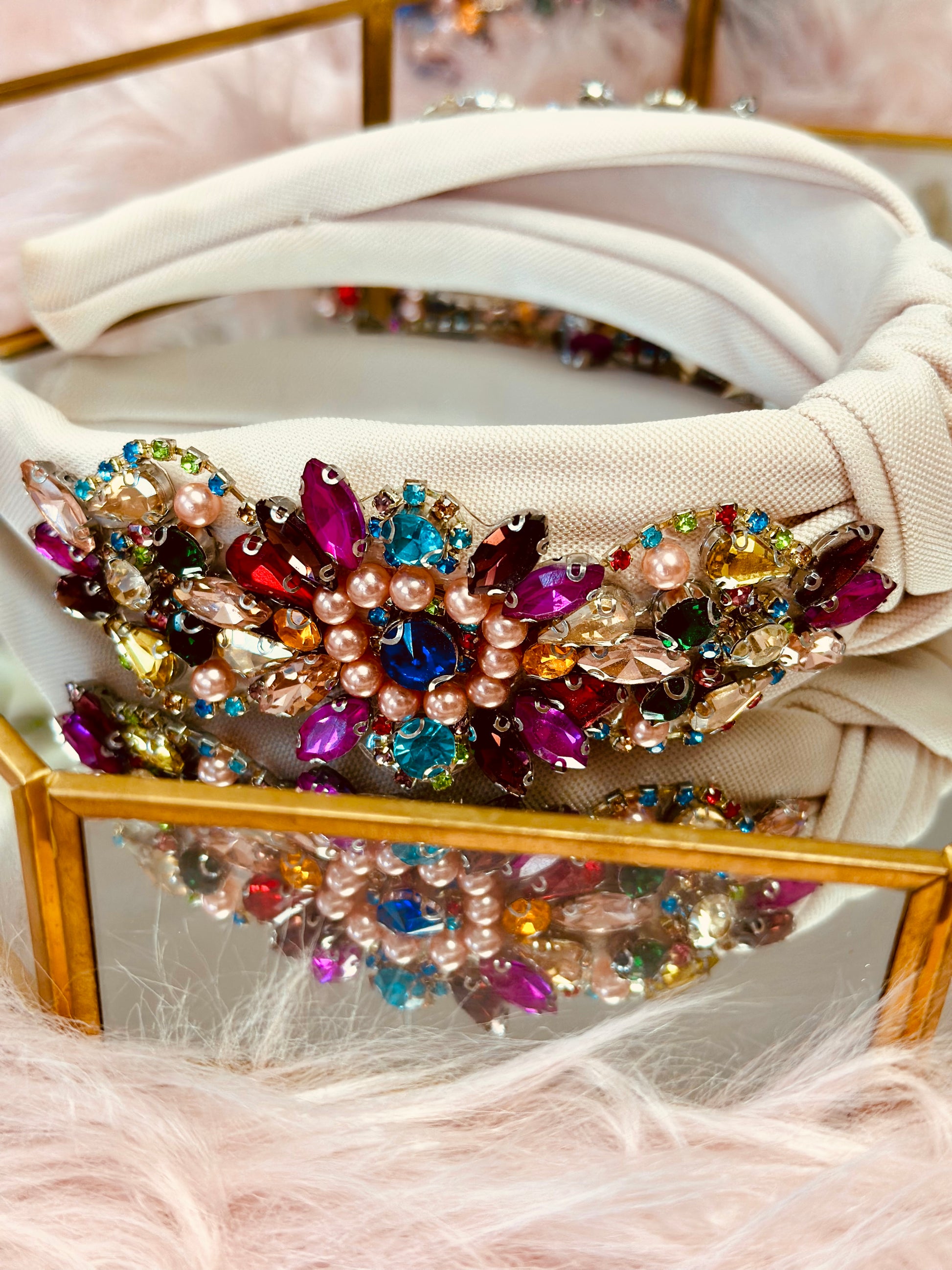 Diadema multicolor con perlas rosadas