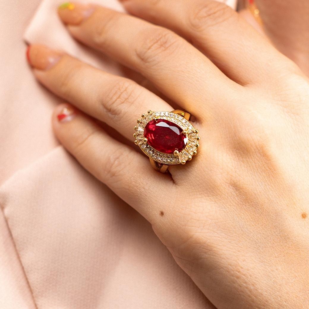 Anillo ovalado con zirconia roja