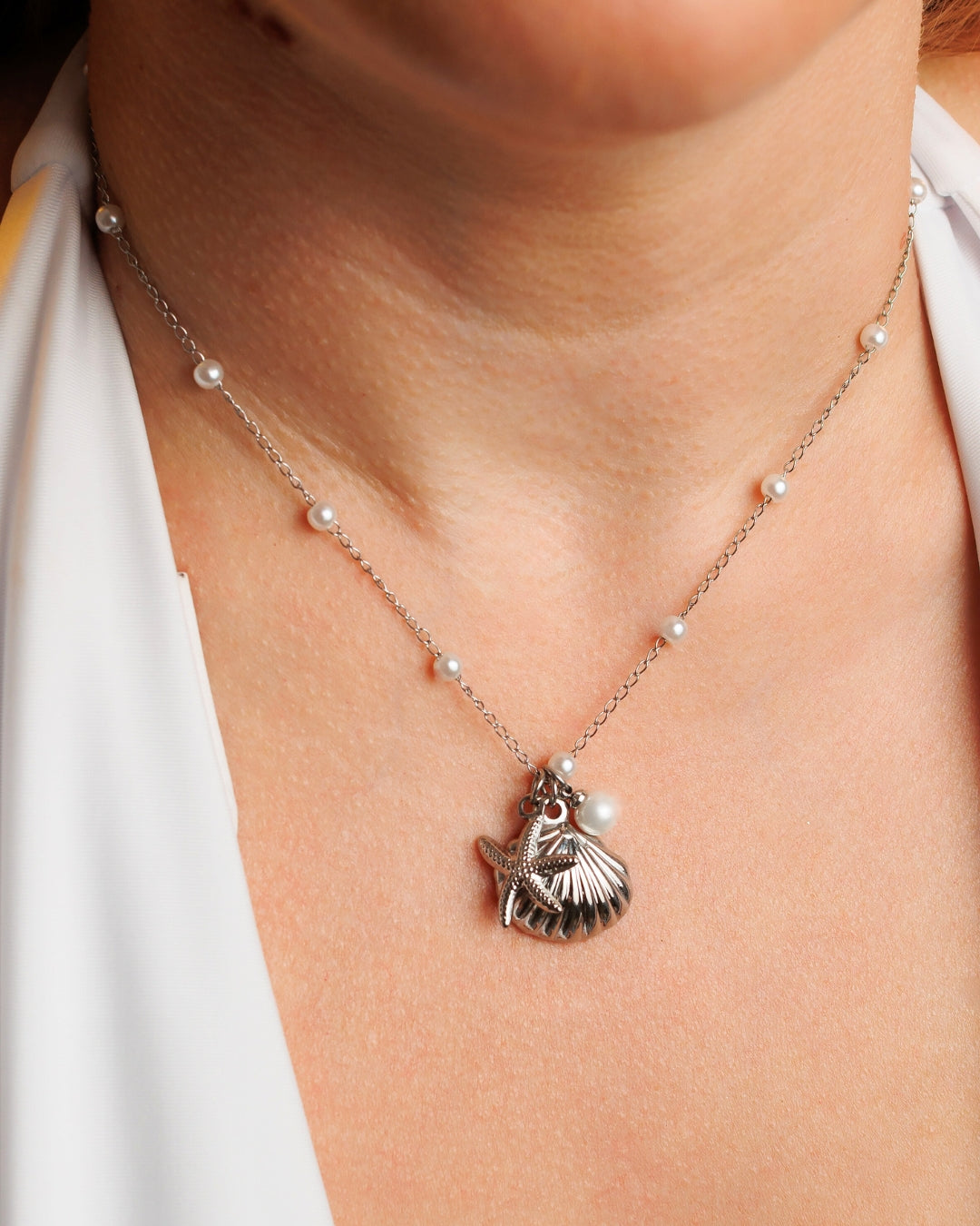 Collar de mar con concha, estrella de mar y perla