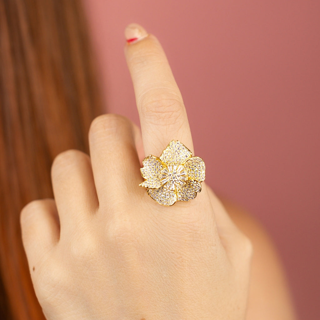Anillo de flor con zirconias