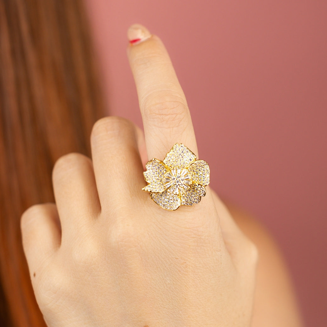 Anillo de flor con zirconias